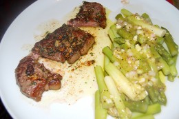 Roastbeef rosé mit Sößchen und grünen Spargel mit Vinaigrette