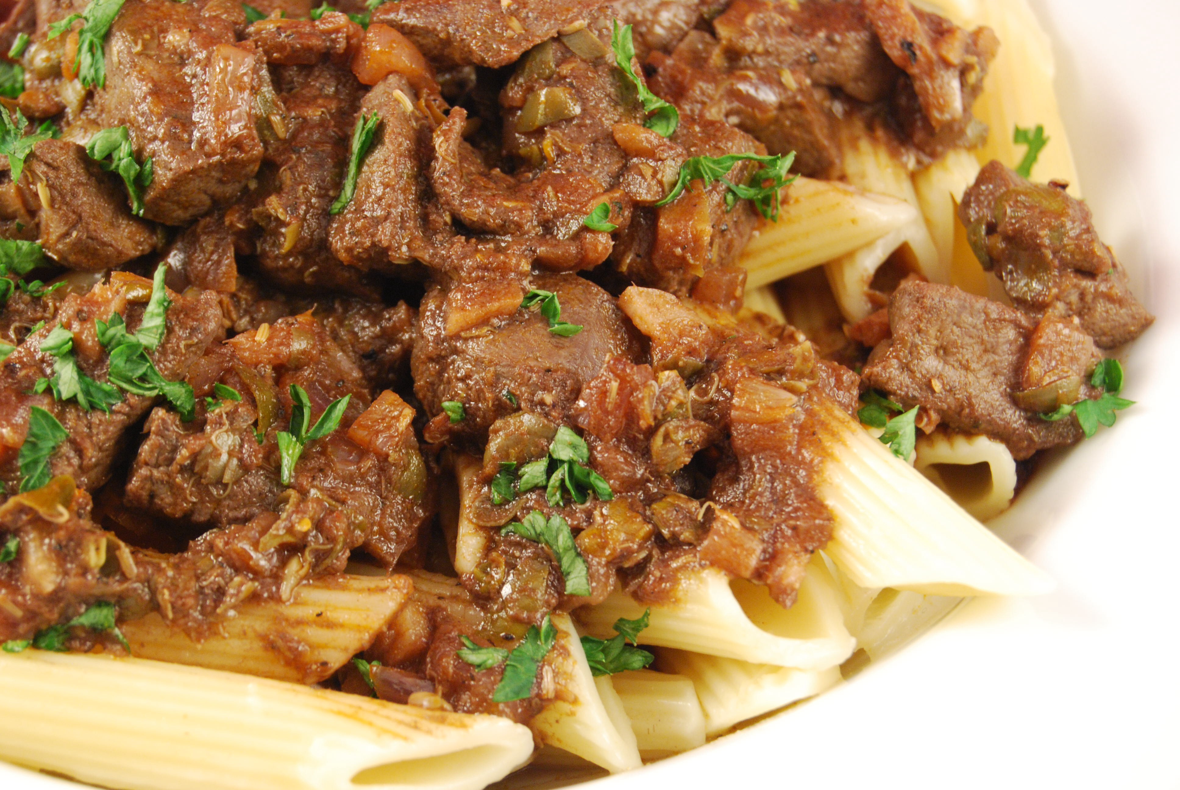 Lebergeschnetzeltes mit Sardellen und Kapern auf Penne Rigate ...