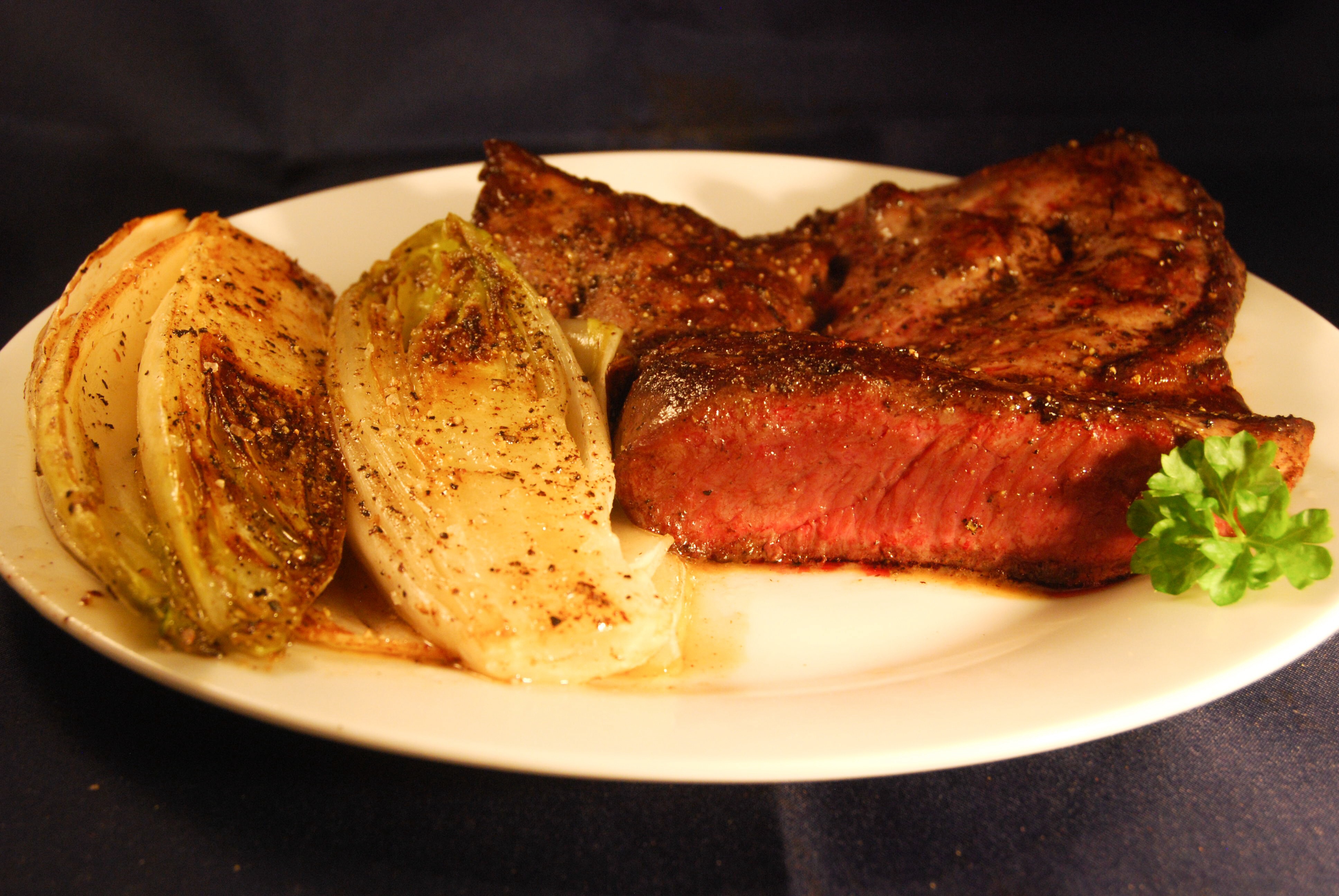 Kalbsherz-Steak mit Chicorée - Nudelheissundhos