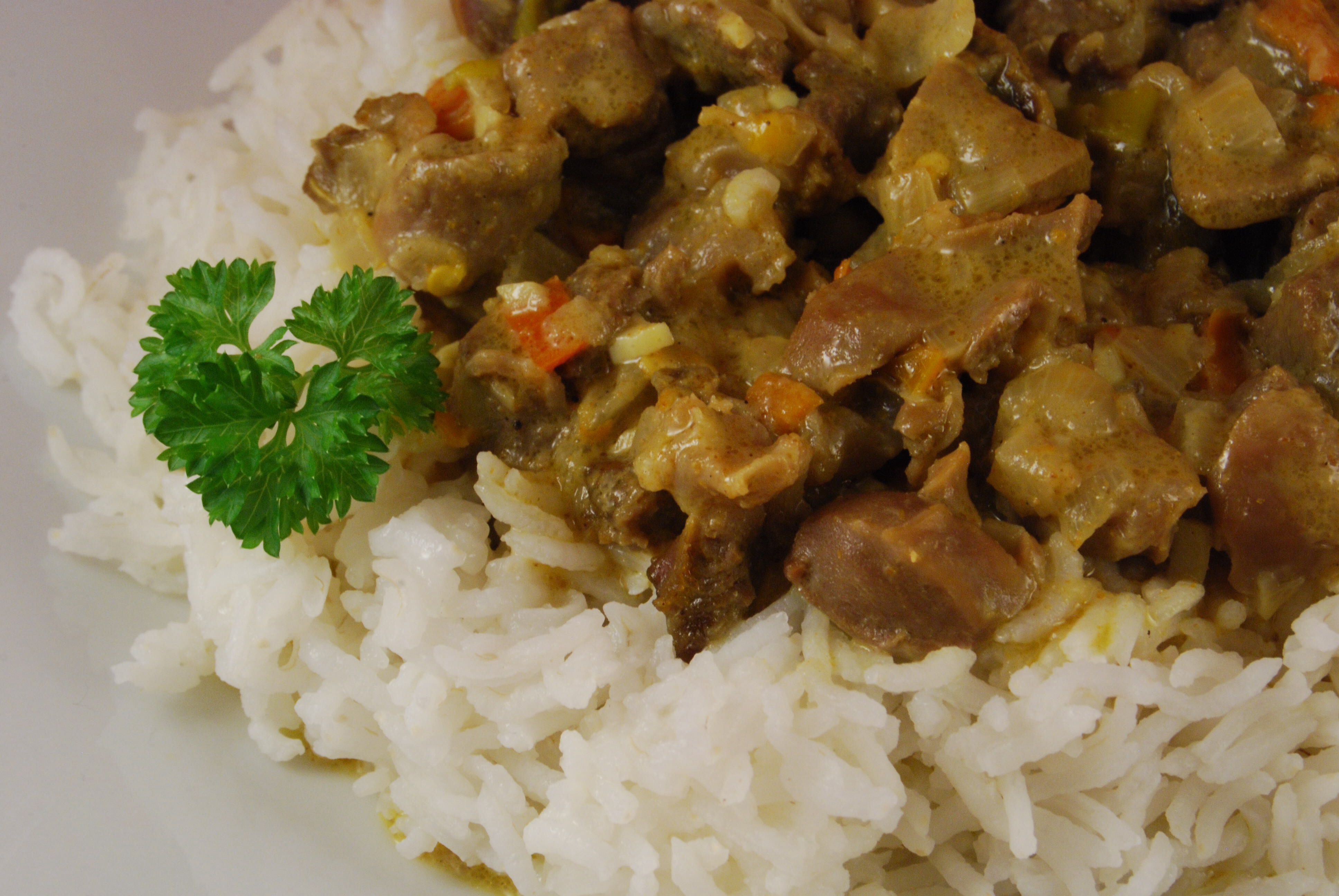 Hähnchenmägen in Currysauce auf Basmatireis - Nudelheissundhos