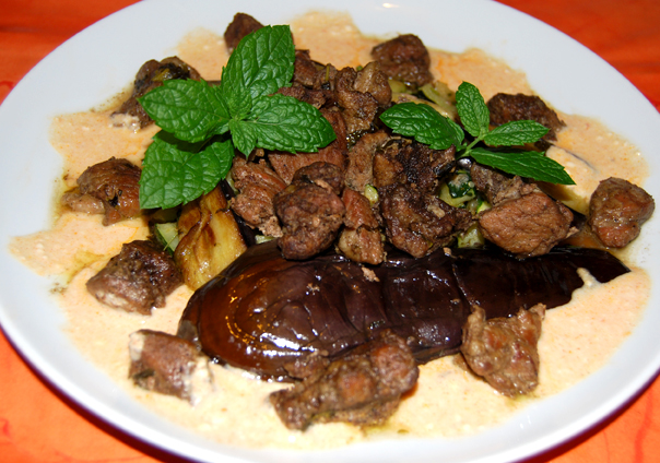 Lamm-Gulasch mit Zucchinistiften, Auberginenscheiben und Joghurtsauce ...