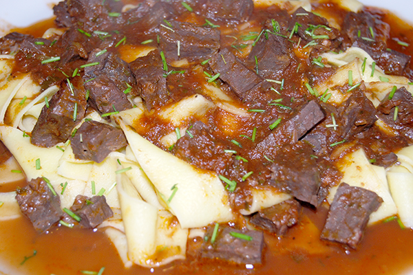 Kalbslungenragout in dunkler, roter Sauce auf Papardelle