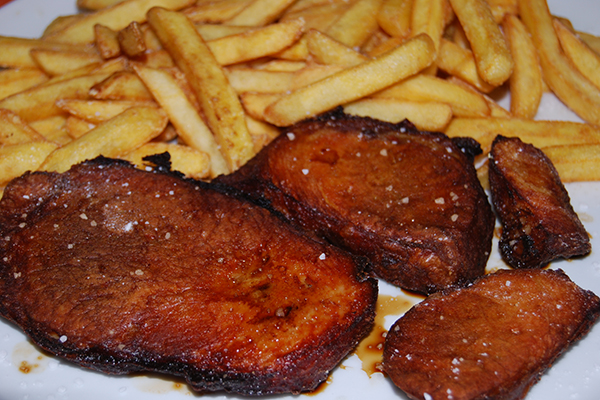 Frittierte Kuheuterfleischscheiben mit Pommes frites