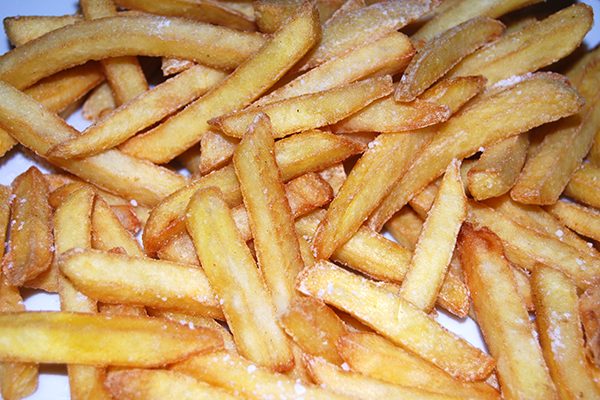 Frisch frittierte und gesalzene Pommes frites – lecker!