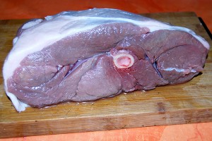 Wildschweinkeule in Rotwein-Pilz-Sauce auf Semmelknödeln