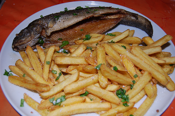 Fritierte Forelle mit Pommes frites