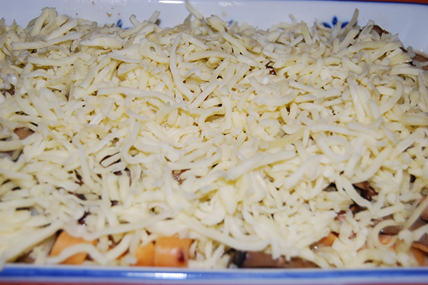 Pilz-Pasta-Mischung mit Käse bedeckt