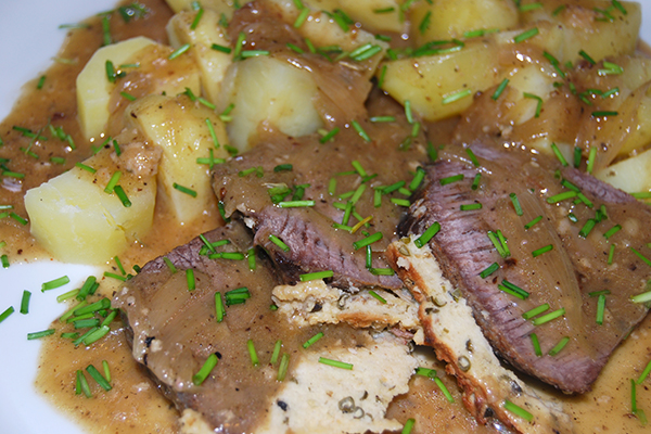 Tefelspitz mit Pfefferkruste und Salzkartoffeln in dunkler Bratensauce