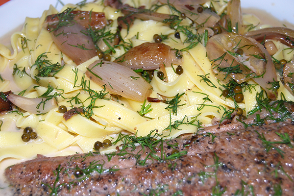 Welsfilet in schlotziger Sauce mit frischer Pasta