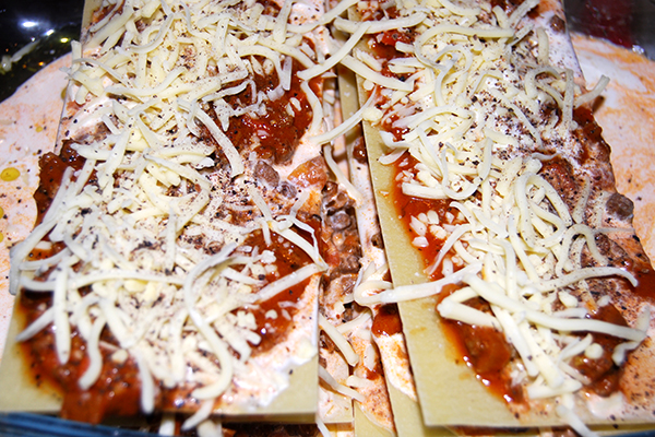 Pferde-Lasagne aufgeschichtet in der Auflaufform
