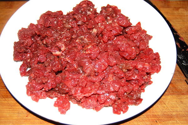 Kleingeschnittenes Pferdegulasch als Hackfleisch
