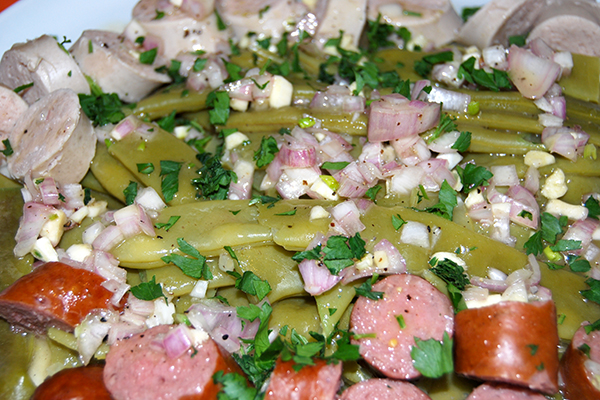 Lauwarmer Schnitbohnensalat mit Kohl- und Schweinsbratwurst