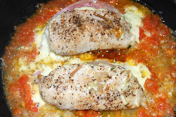 Gefüllte Hähnchenbrustfilets in Tomaten-Weisswein-Sauce - Nudelheissundhos