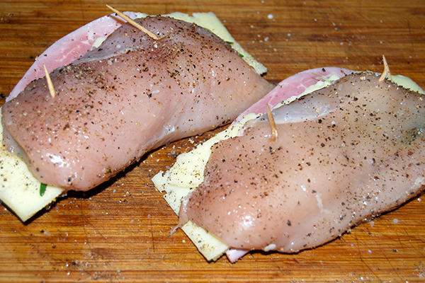 Gefüllte Hähnchenbrustfilets in Tomaten-Weisswein-Sauce - Nudelheissundhos