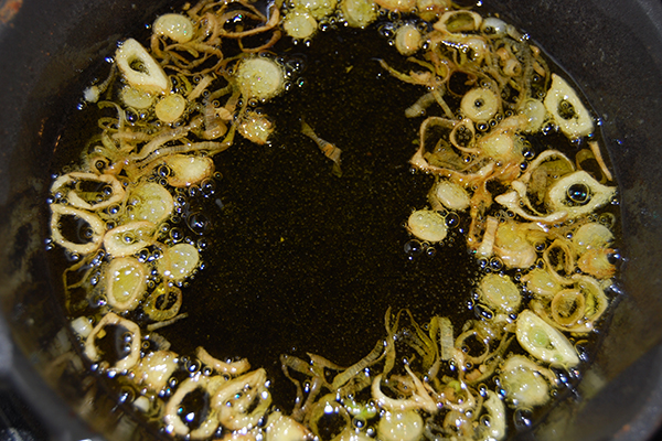 Knoblauch in Scheiben geschnitten in reichlich Olivenöl