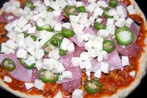 Pizza mit Salami, Schinken, Champignons und Peperoni