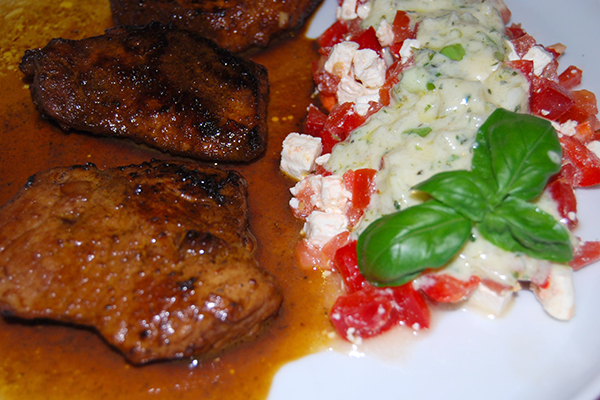 Asiatisch marinierte Schweinerückensteaks mit Tomaten-Paprika-Feta ...