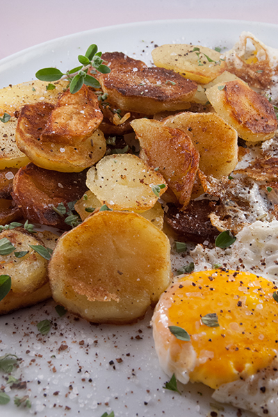 Bratkartoffeln mit Spiegeleier - Nudelheissundhos