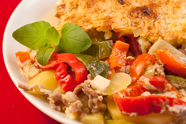 Auflauf mit Hackfleisch, Gemüse und überbackenem Käse
