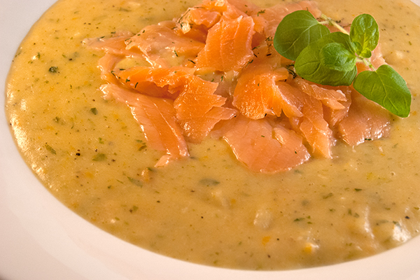 Kartoffel-Wurzel-Suppe mit Graved Lachs - Nudelheissundhos