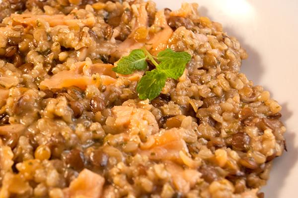 Linsen-Bulgur-Risotto mit Minze und Petersilie und geräuchertem Lachs ...