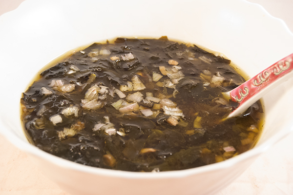 Angerichtete Seetang-Suppe
