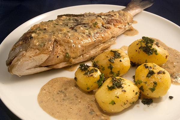 Gebratene Dorade mit Petersilienkartoffeln - Nudelheissundhos