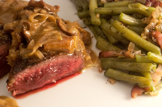 Pferdesteak mit Steinpilz-Sauce und Prinzessböhnchen - Nudelheissundhos