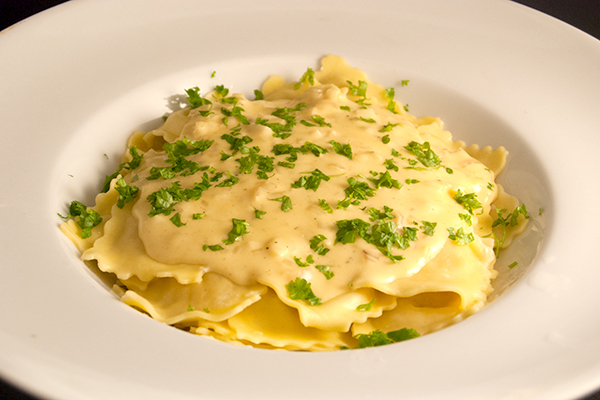 Ravioli mit Käse-Sauce - Nudelheissundhos