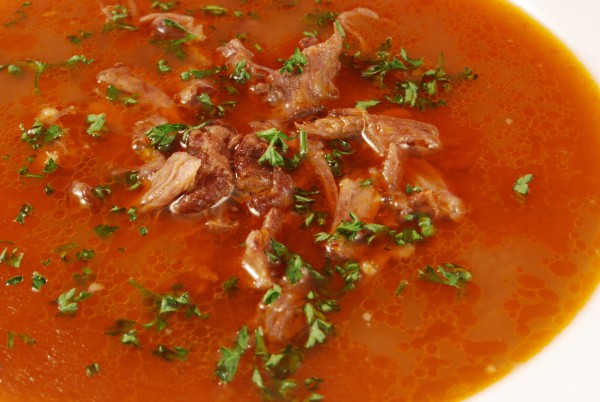 Gebundene Suppe mit Fleischstückchen, mit Petersilie garniert
