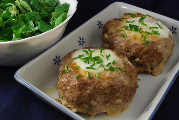 Zwei „Eier im Nest“ mit Salat