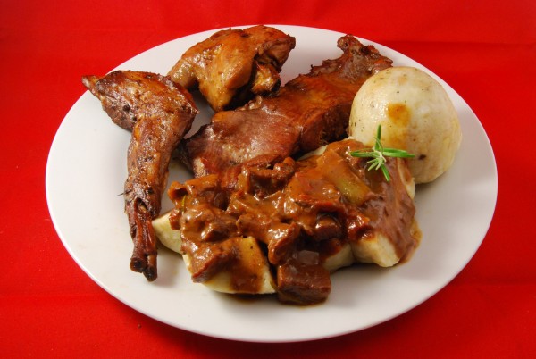 Kaninchen in Rotwein-Kräuter-Sauce mit Pilzen und Klößen