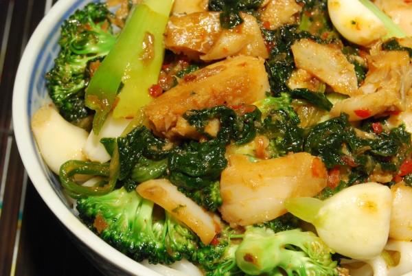 Fisch und Gemüse auf Chow-Mein-Nudeln