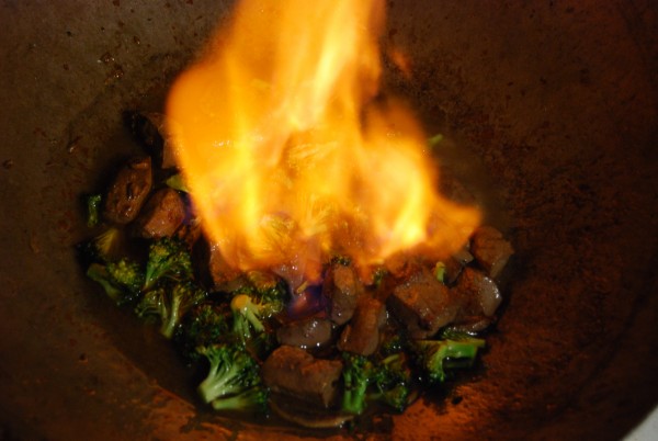 Sardellen, Leber und Broccoli im Wok flambiert