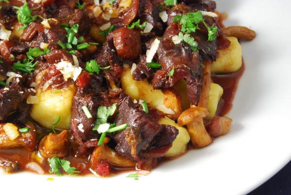 Hähnchenmägen in rotweinreduzierten Sauce auf Gnocchi