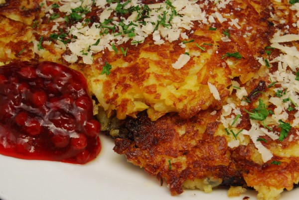 Rösti mit Preiselbeeren, mit Parmesan und Petersilie garniert
