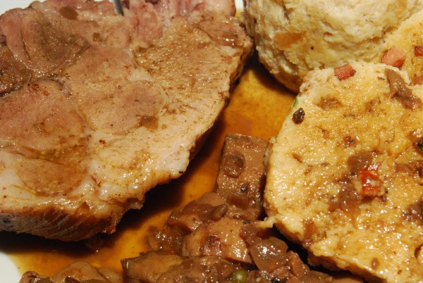 Vom Knochen befreiter Nackenbraten mit Speckknödeln