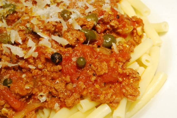 Pasta mit Sauce und Parmesan