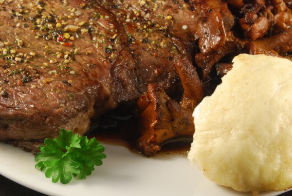 Nackensteak, Pfifferlinge, Sauce und ein Kloß