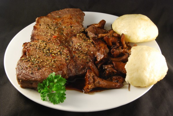 Mariniertes Rindernackensteak mit Pfifferlingen und Hefeklößen