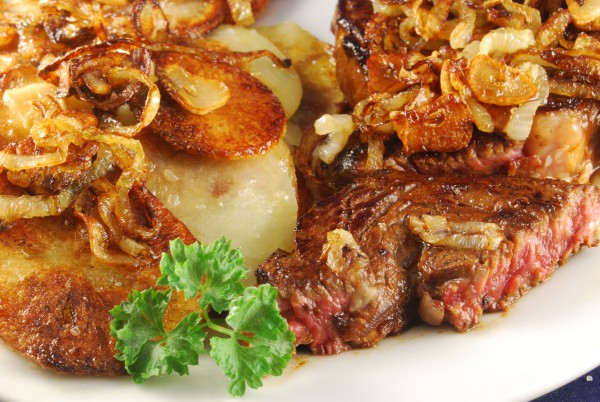 Entrecôte, Bratkartoffeln und Zwiebeln