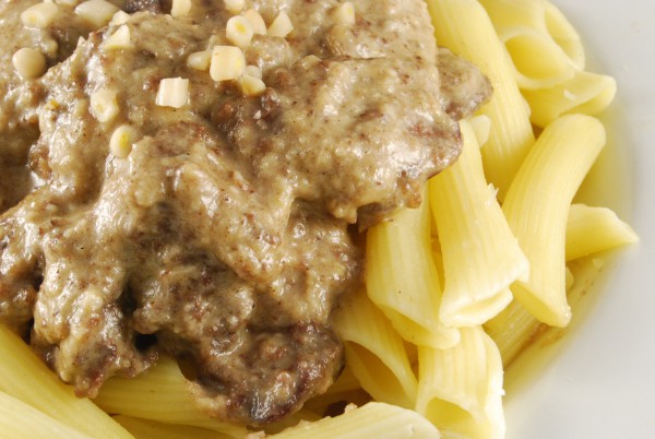 Lebern in sämiger Sauce auf Pasta