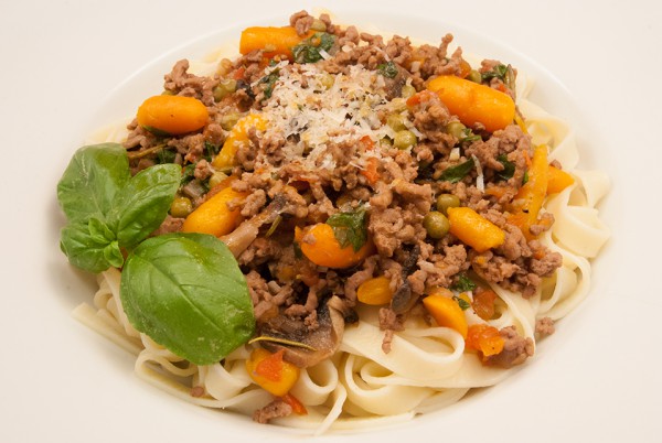 Farbenfrohes Gemüse mit Hackfleisch auf Pasta