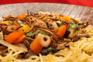 Gebratene Spaghetti mit Heimchen und Mehlwürmern