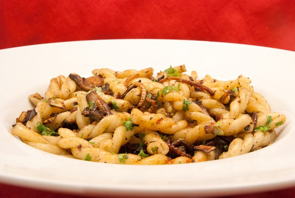 Gemelli mit Champignons und Insekten