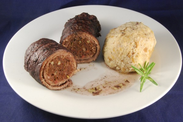 Rouladen mit Knödel auf einem Teller angerichtet