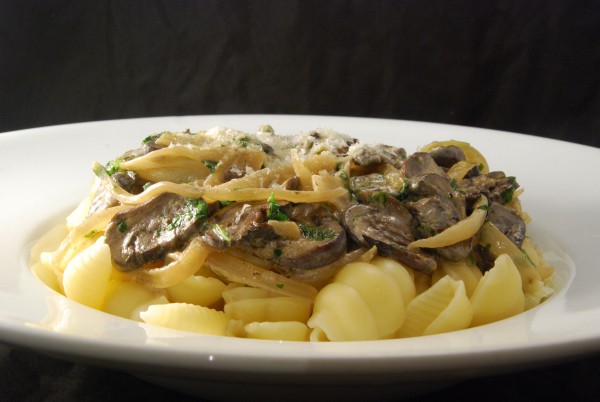 Pasta mit Ragout und etwas Parmesan