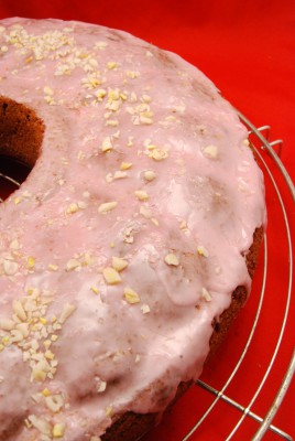 Gebackener Kuchen mit Glasur und Pinienkernen