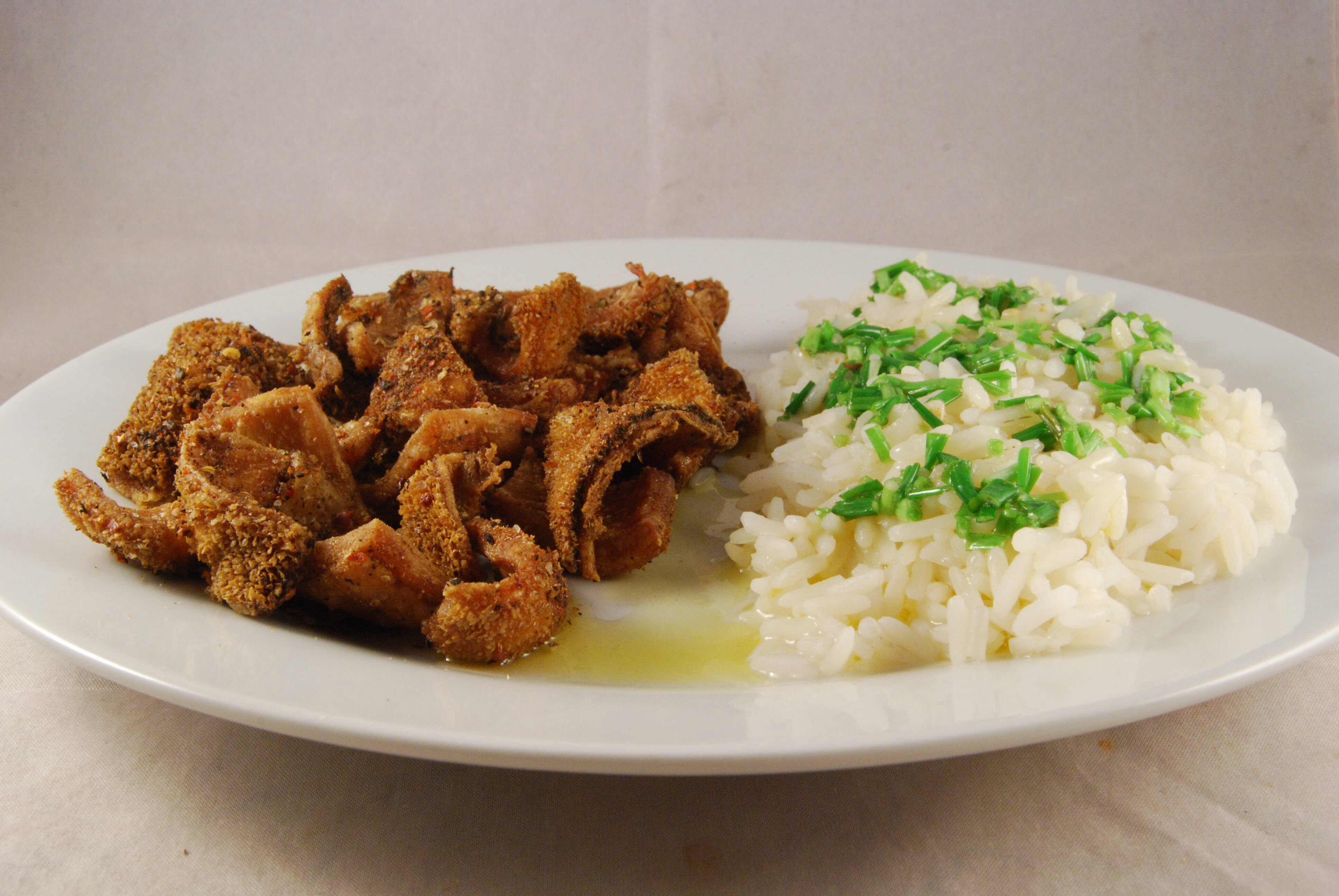 Frittierter Pansen mit Reis auf Butter-Schnittlauch-Sauce ...
