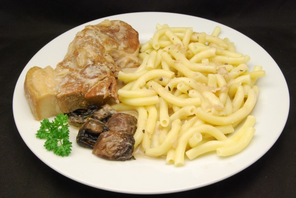 Herrlicher Braten mit Champignons, Pasta und Sauce